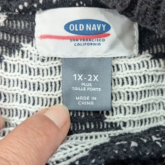 Old Navy Woman Plus Black White Geo Pattern Poncho Sweater Cowl Neck 1X-2X - Picture 7 of 9